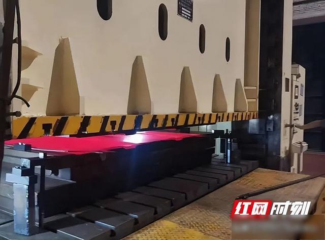 首台钛合金车体底甲板在中国兵器集团试制成功